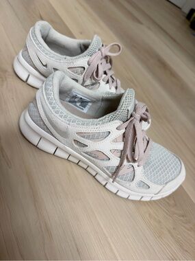 Nike sneakers for women size 7. Grey/ beige